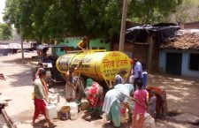 गांव में टैंकर से पानी भरते हुए लोगों की तस्वीर ( फोटो - गीता देवी/ खबर लहरिया)