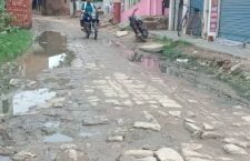 Varanasi News: People facing difficulty because of dilapidated roads