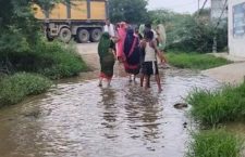 Mahoba News: Bridge broken due to heavy rains, village becomes pond