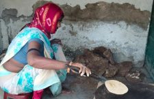 Mahoba News: Woman cooking mid day meal on earthen stove in government school, eyes getting damaged