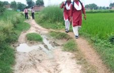 Varanasi News: Muddy and dilapidated roads became dangerous for people