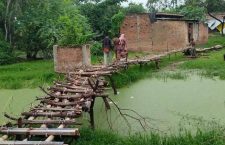 Banda News: The entire village is dependent on the wooden bridge since 10 years