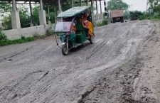 Mahoba News: Potholes in road causes children to miss school