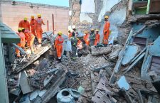 Varanasi News: Two houses collapsed near Kashi Vishwanath temple, one woman died and 8 injured.