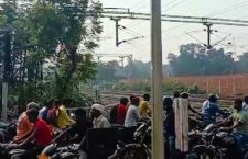 Prolonged railway gate closures cause inconvenience for commuters in Ayodhya!