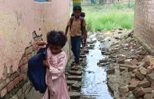 Mahoba News: People demanding to build drain in a village