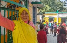 Mobile training being given to Anganwadi workers of Mahoba district