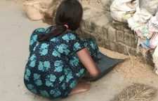 bihar-news-what-a-woman-see-in-a-phone