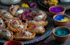 eat-gujiya-celebrate-holi