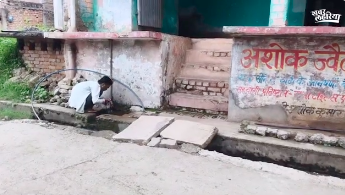UP/Banda News: नल से आ रहा बदबूदार पानी! गंदे नाले के पानी के मिलने का आरोप