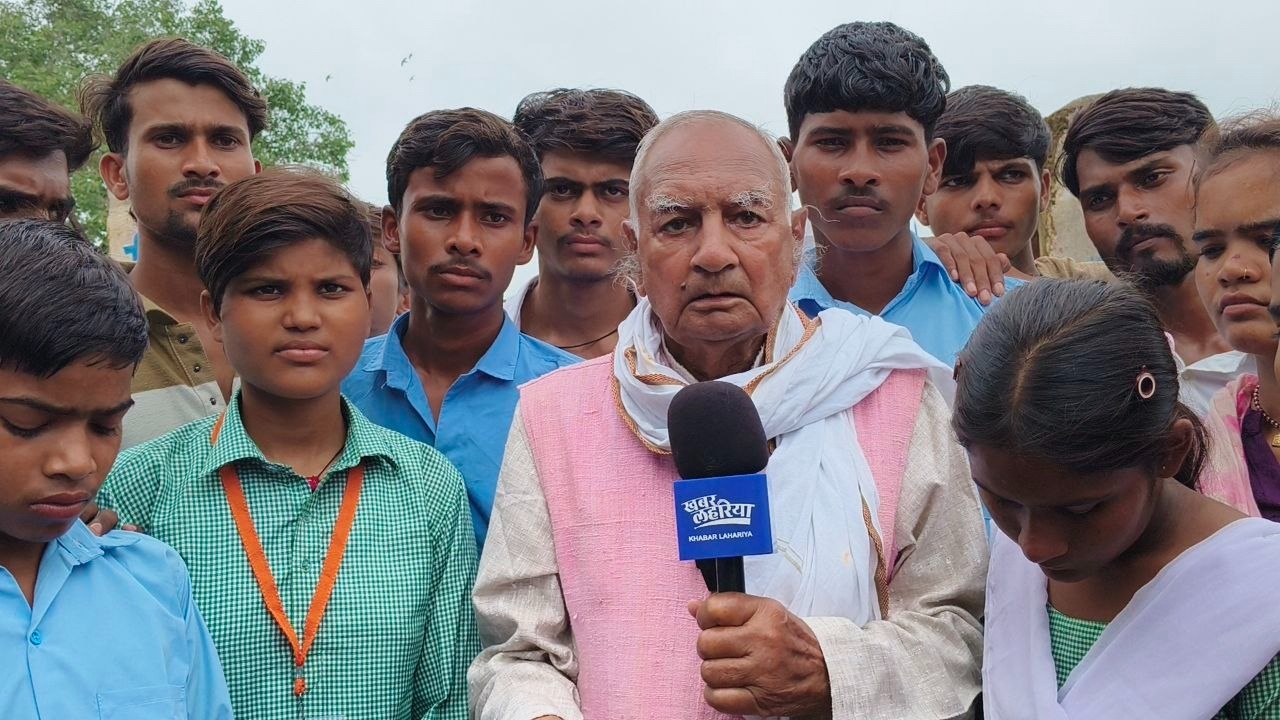 Mahoba students block road to demand safe access to school