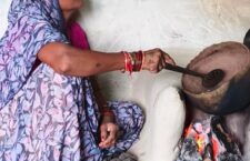 हरछठ में पकवान बनाते हुए महिला