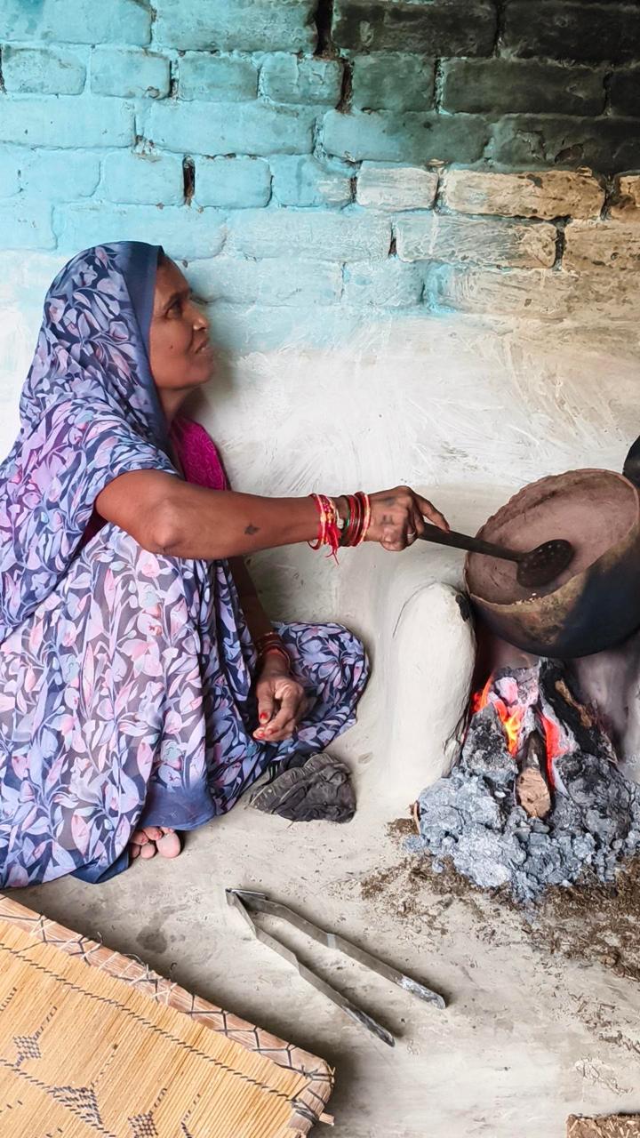 हरछठ में पकवान बनाते हुए महिला