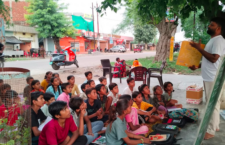 सड़क के ठीक किनारे बच्चे पढ़ रहे हैं