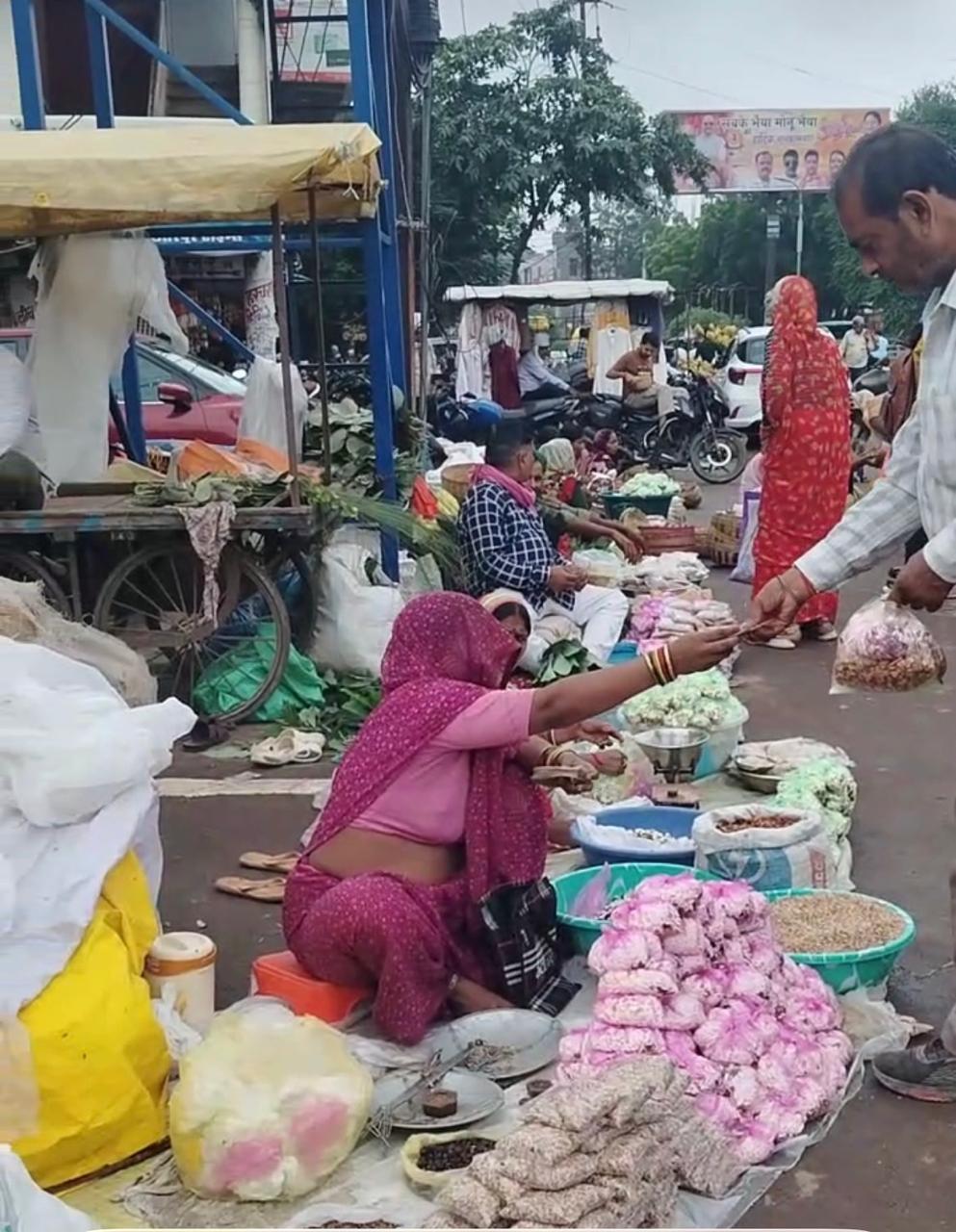बाजार की में बिक रही हरछठ का सामान