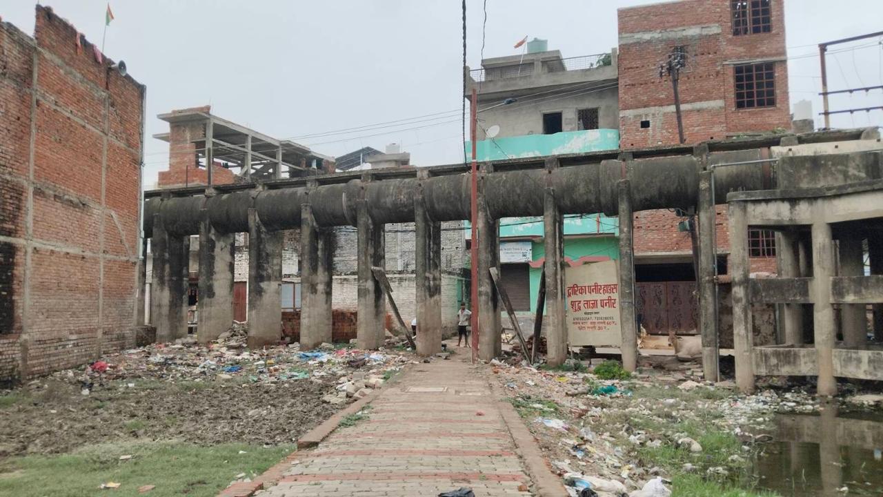 पाइपलाइन फटने से सीवर का पानी बाहर बह रहा