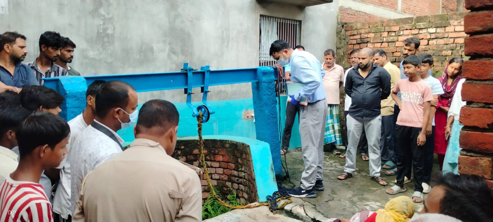 Varanasi News: कुएं में फंदे से लटका मिला 22 वर्षीय युवक का शव, मारपीट का आरोप